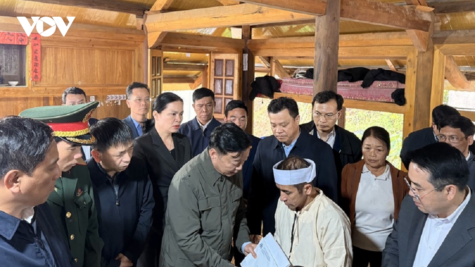 Phó Thủ tướng Trần Hồng Hà thăm hỏi gia đình nạn nhân vụ chìm tàu trên hồ Thác Bà