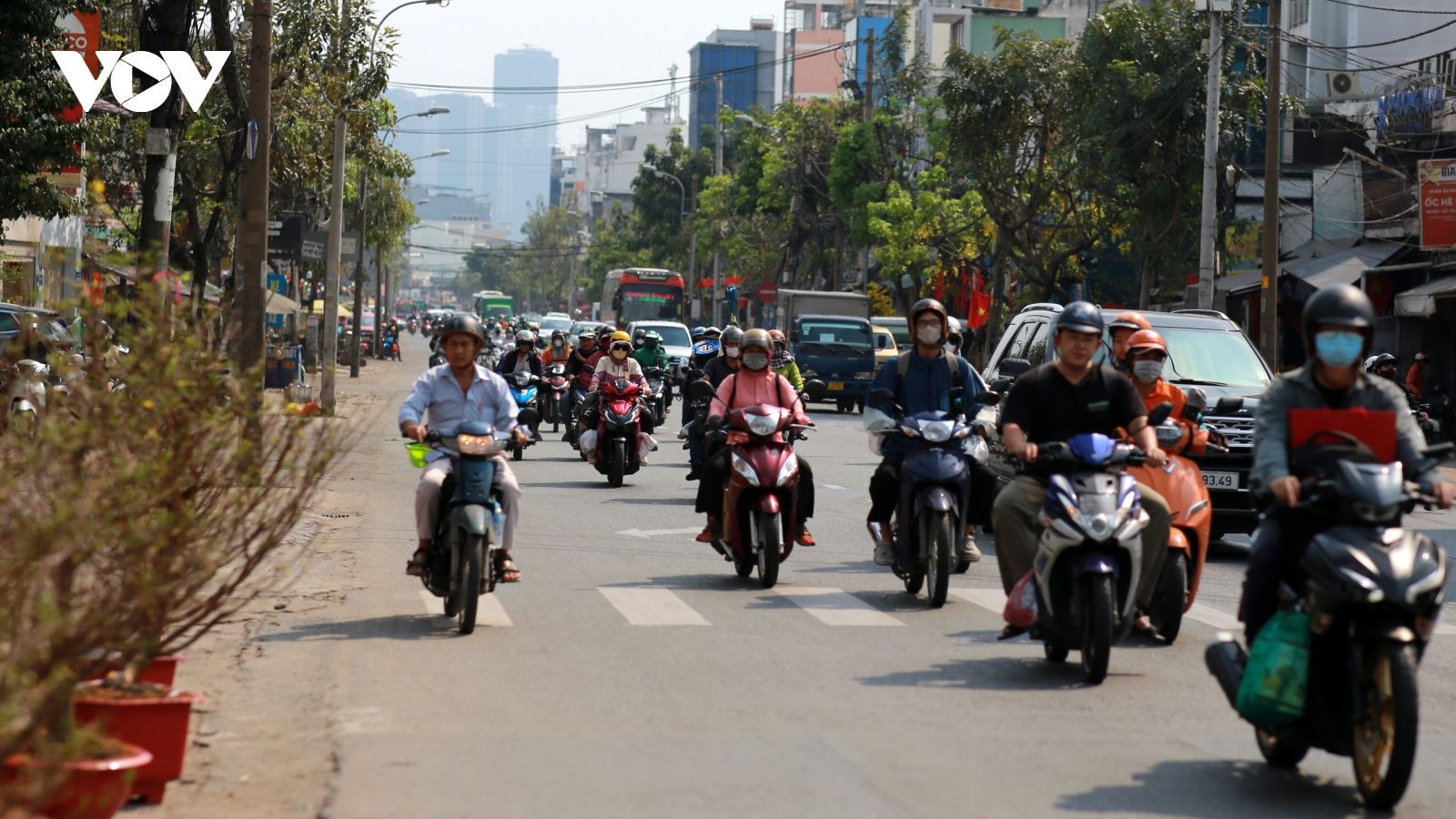 Bến xe, sân bay TP.HCM đông khách ngày làm việc cuối cùng trước Tết