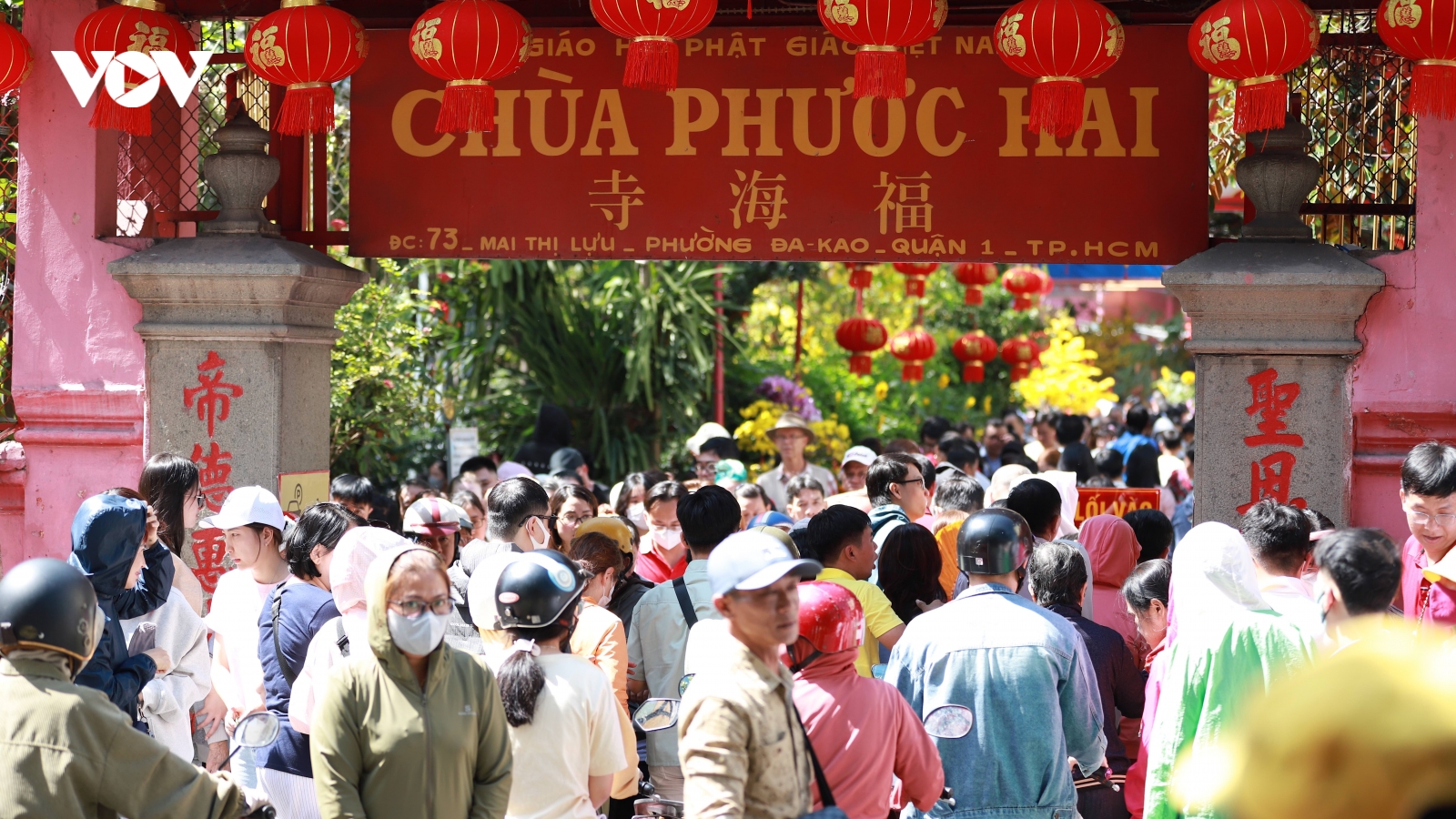 Người dân TP.HCM nô nức đi lễ Phật và du xuân đầu năm mới
