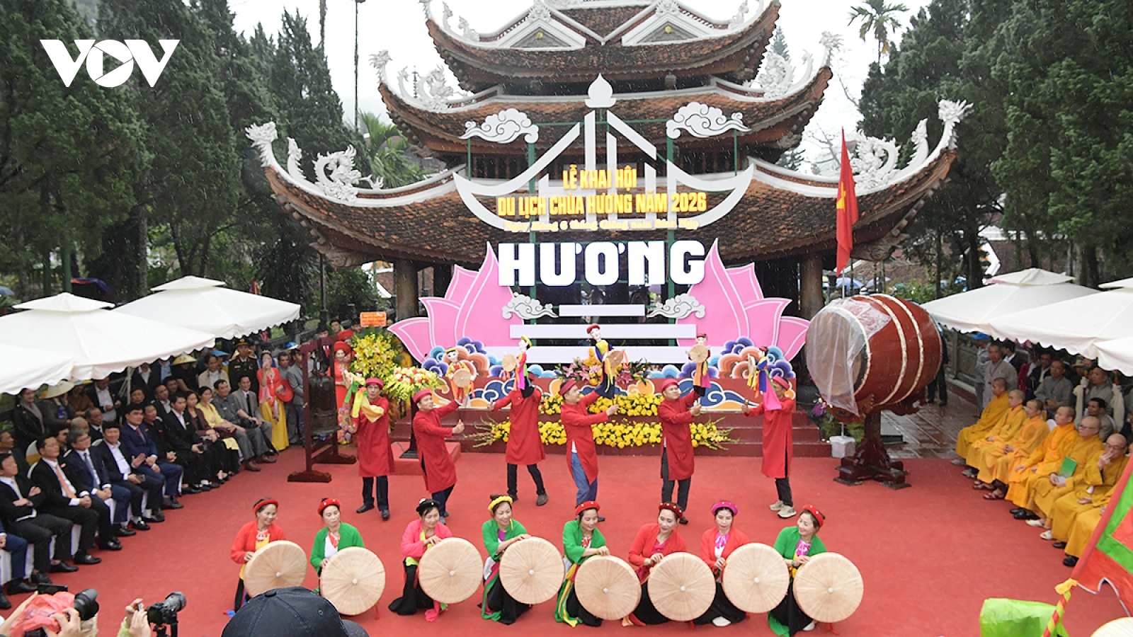 Du khách đội mưa trong ngày khai hội Lễ hội du lịch chùa Hương 2026