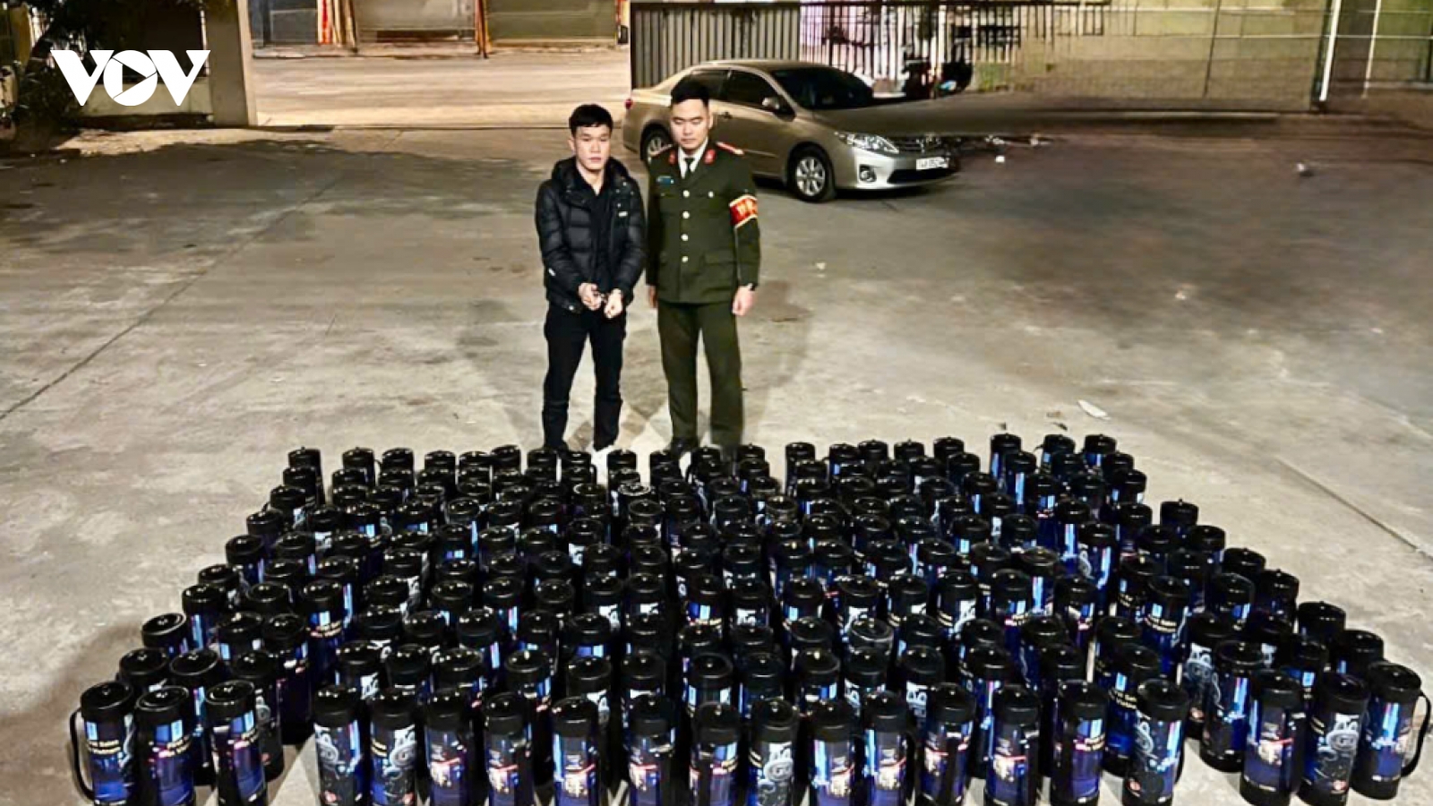 Bắt quả tang xe bán tải vận chuyển 200 bình “khí cười”