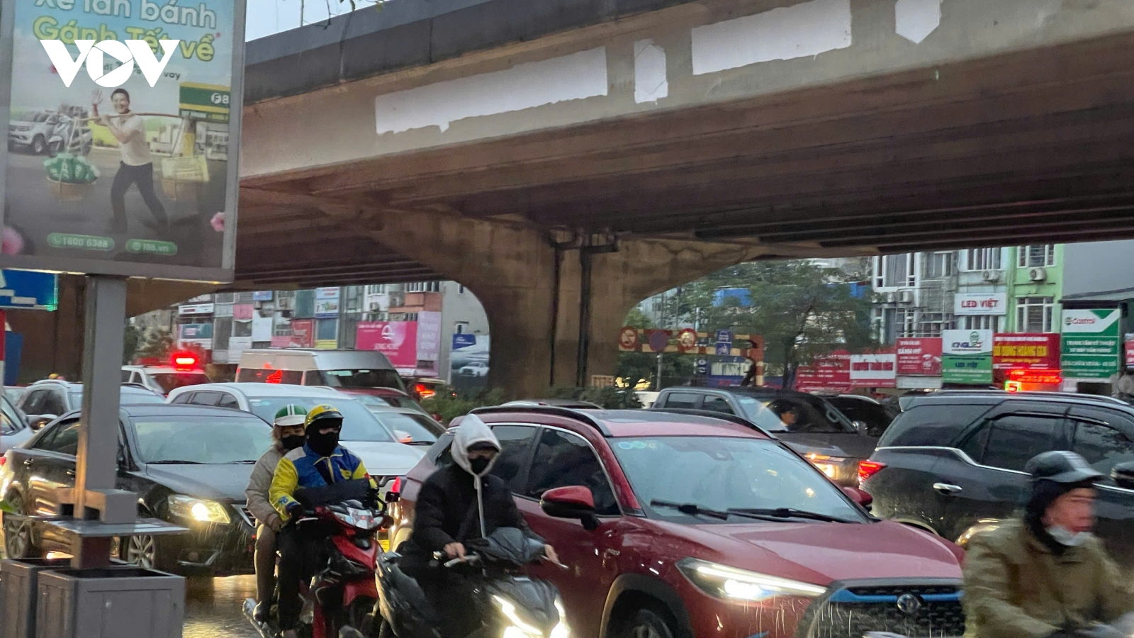 Hà Nội mưa rét, đường ùn tắc từ sáng sớm, người dân chật vật đi làm tuần cuối năm