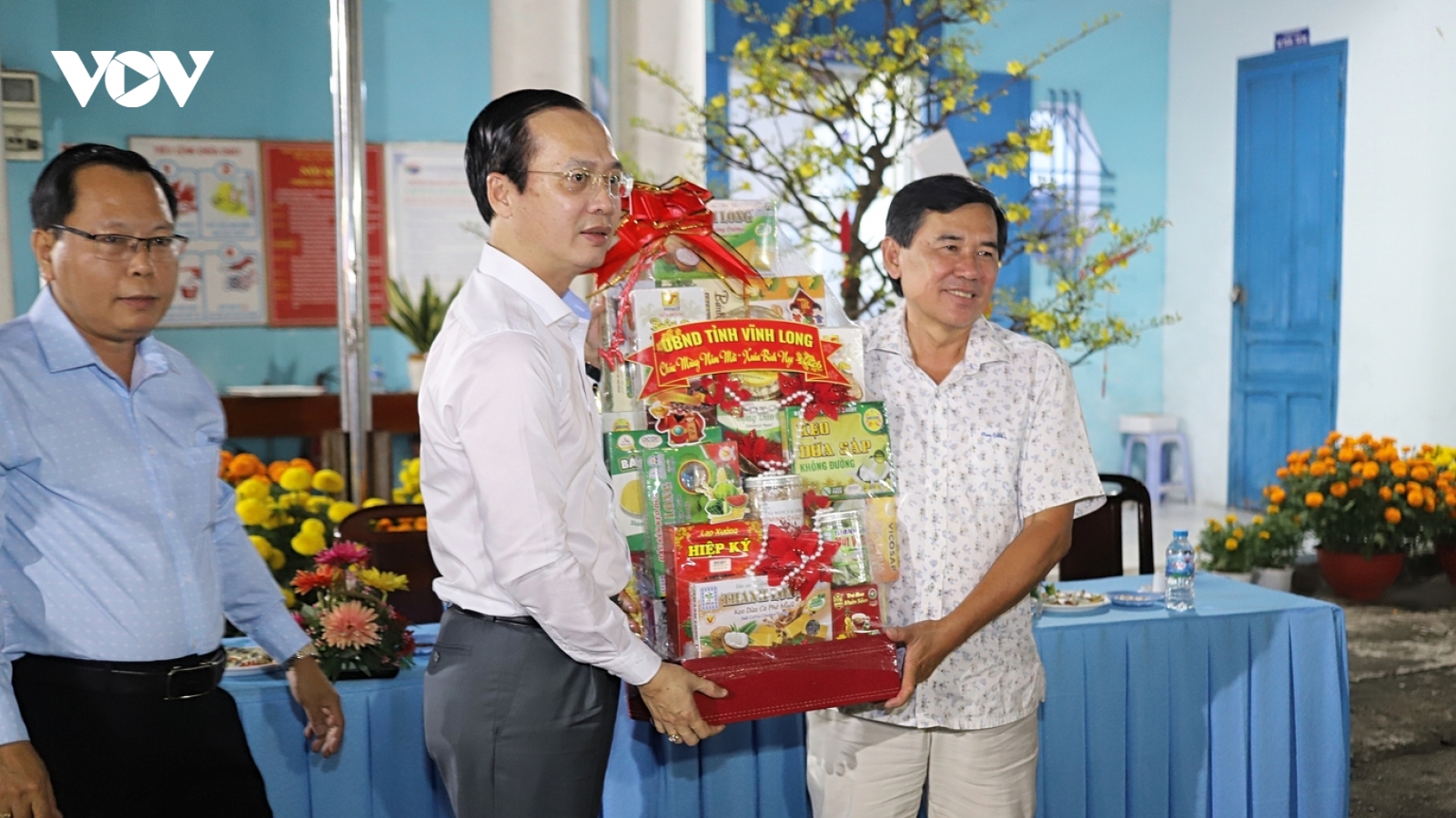 Lãnh đạo Vĩnh Long thăm cán bộ, đảng viên không được đón giao thừa tại gia đình