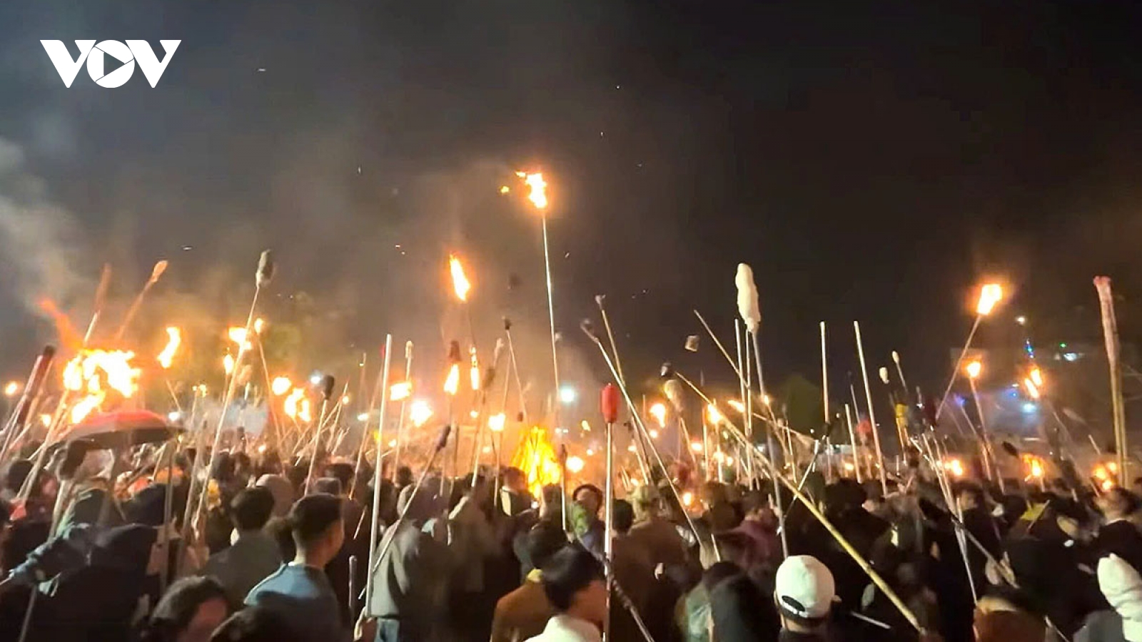 Đêm 30 Tết về làng biển Cảnh Dương đốt đuốc, rước lửa thiêng