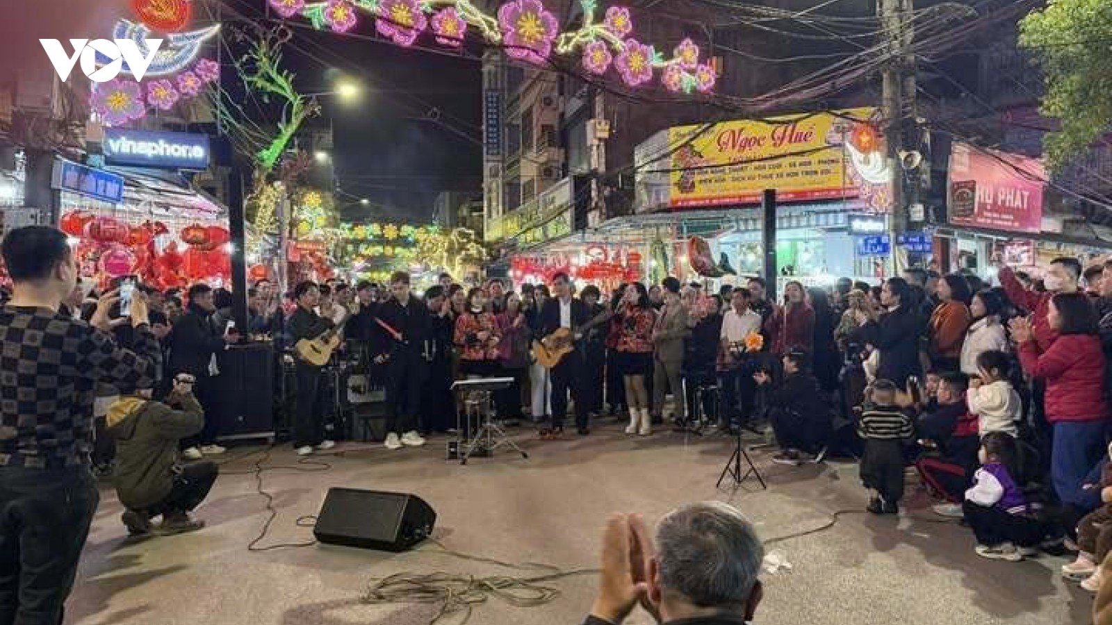 Bí thư Tỉnh uỷ Lạng Sơn chơi guitar, đệm hát ca khúc "Đôi bờ" ở phố đi bộ Kỳ Lừa