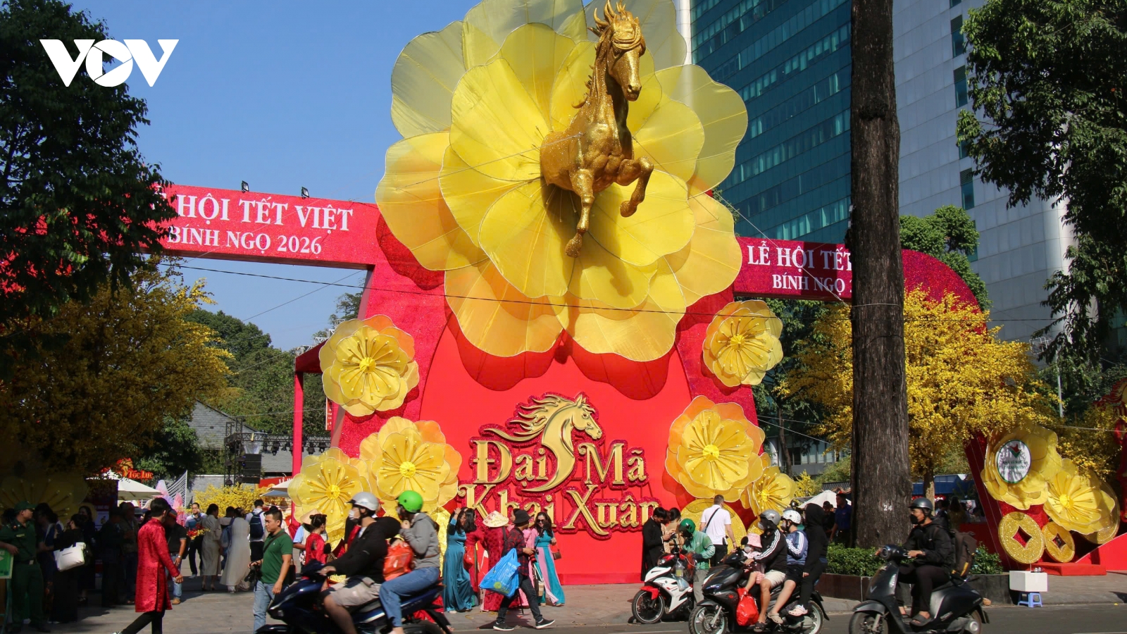 Người dân đón Tết sớm tại đường mai, phố ông đồ ngay trung tâm TP.HCM