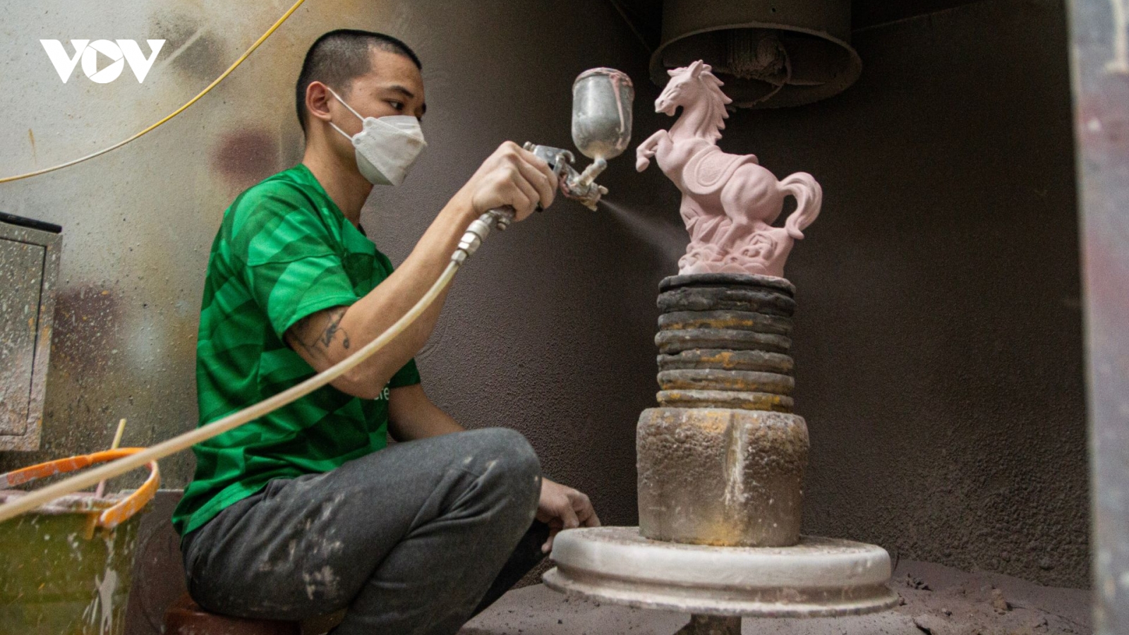 Làng nghề Bát Tràng làm việc xuyên đêm chế tác linh vật Ngựa đón Năm mới