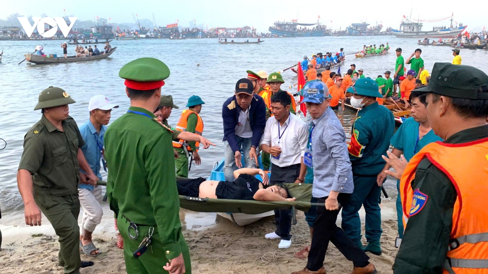 Lật ghe khi đi xem đua ghe tại lễ hội cầu ngư ở Huế làm 2 người tử vong