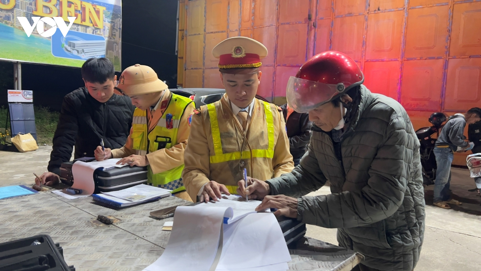 Cảnh sát giao thông ở Quảng Trị kiểm tra nồng độ cồn xuyên Tết