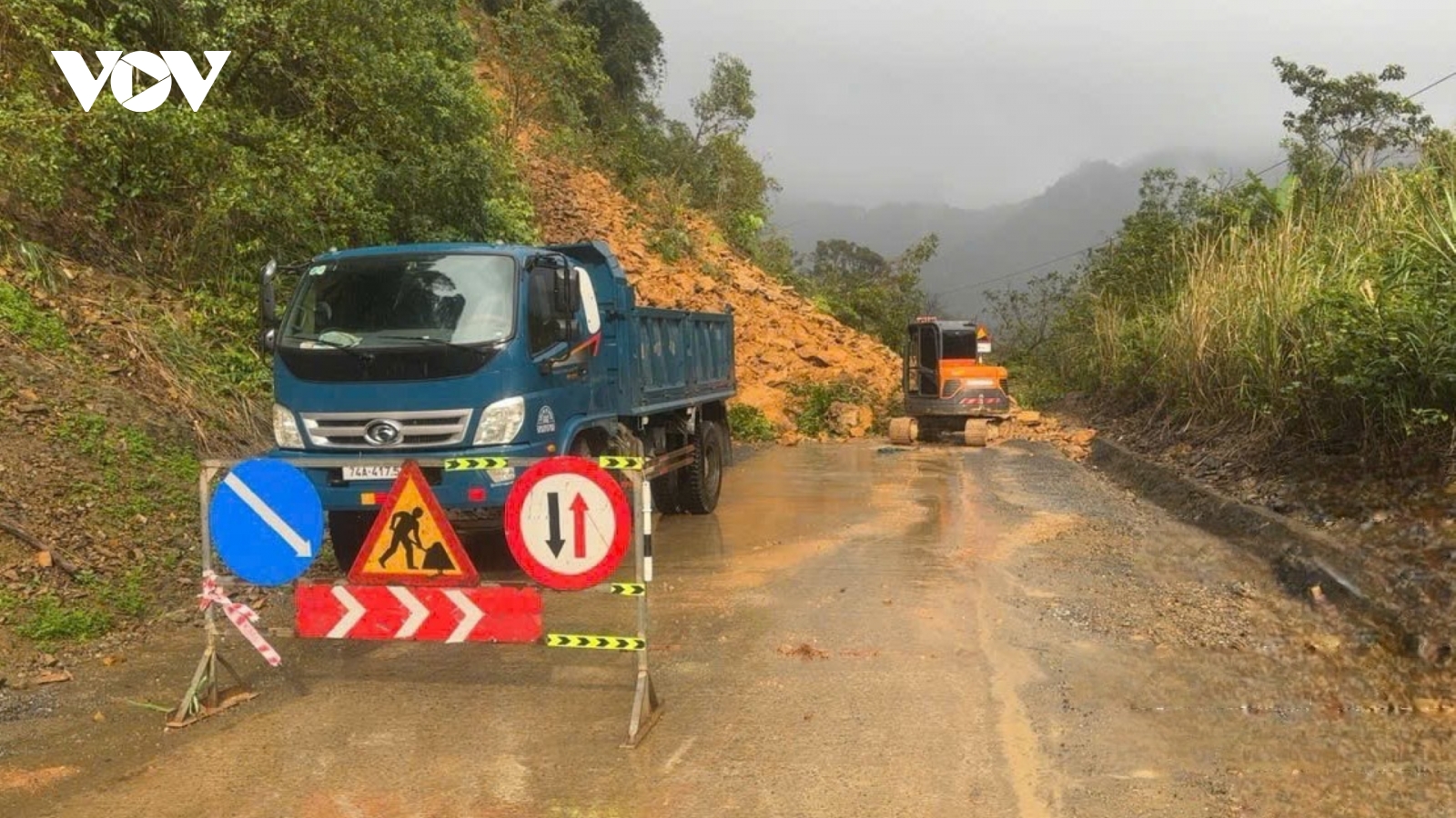 Xử lý điểm sạt lở làm ách tắc đường Hồ Chí Minh nhánh Tây qua tỉnh Quảng Trị