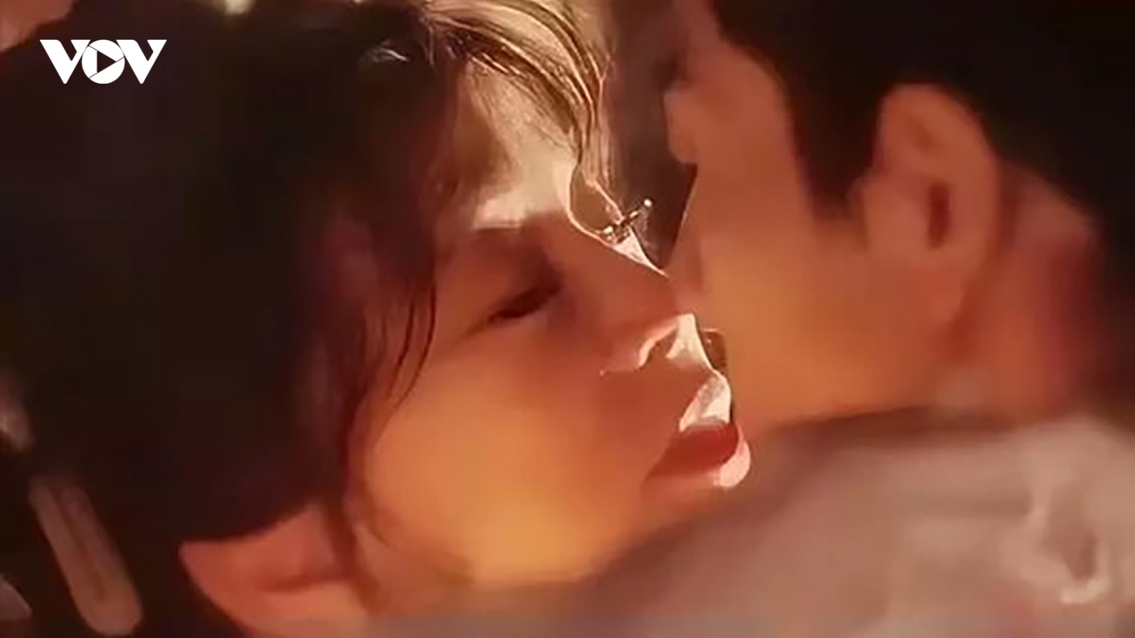 Cảnh hôn giữa Lưu Hiểu Khánh và bạn diễn trẻ hơn 30 tuổi gây tranh cãi gay gắt