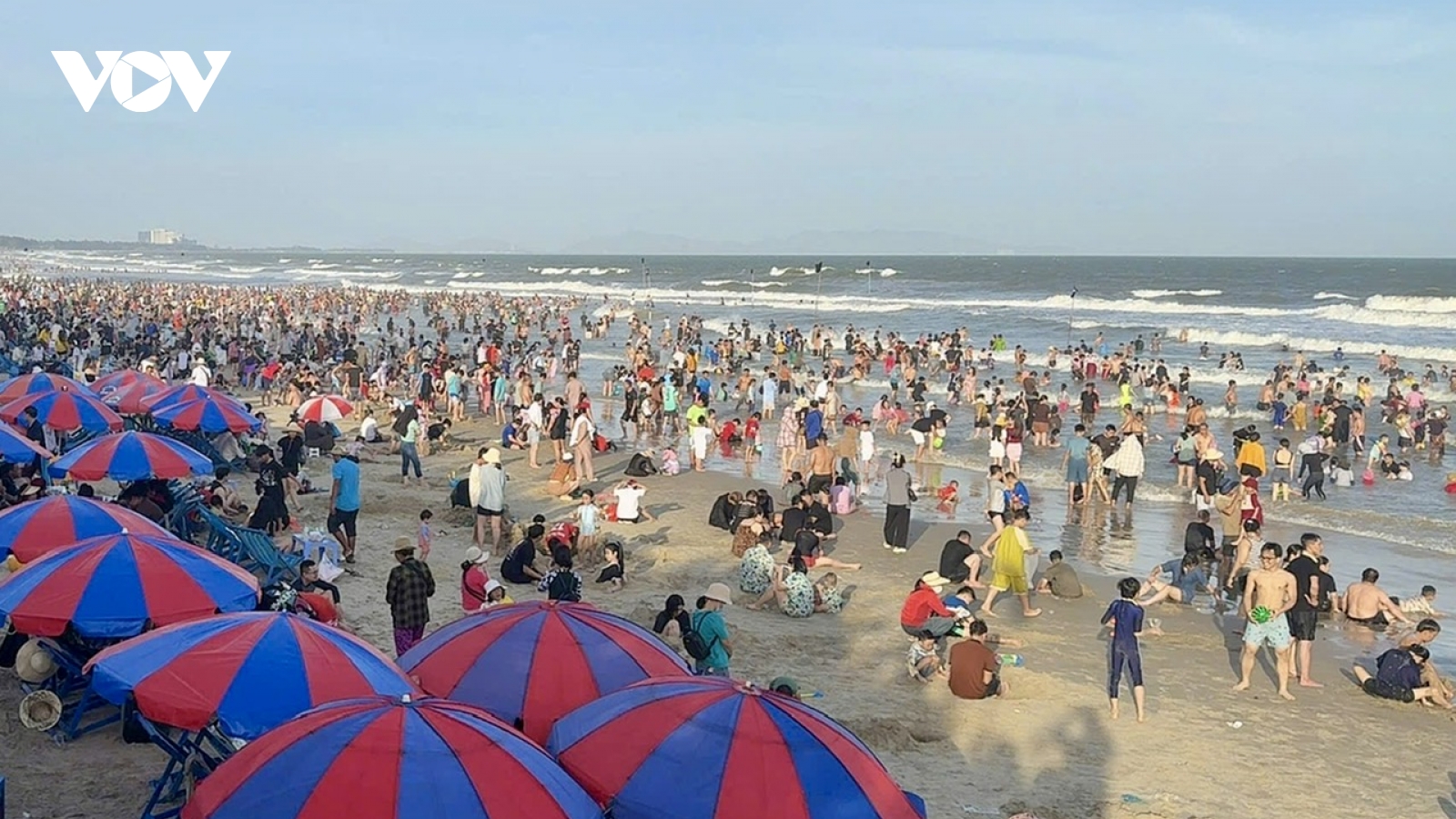 Gần 110.000 lượt khách tắm biển Vũng Tàu, nhiều trẻ em đi lạc được tìm thấy