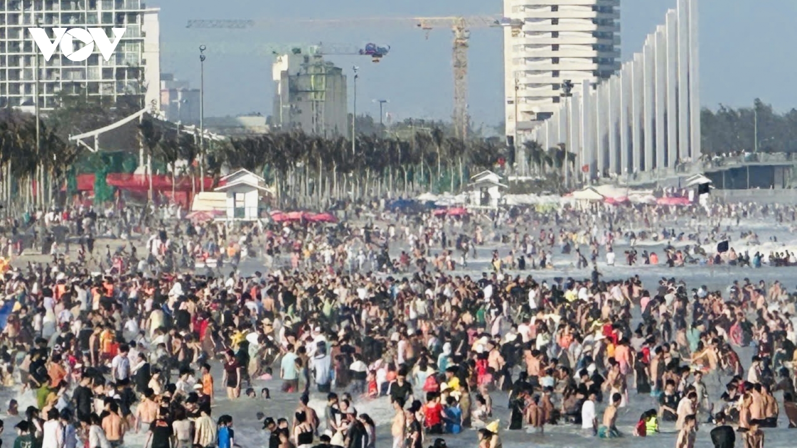 Biển Bãi Sau của TP.HCM quá tải ngày mùng 5 Tết, du khách đỏ mắt tìm phòng