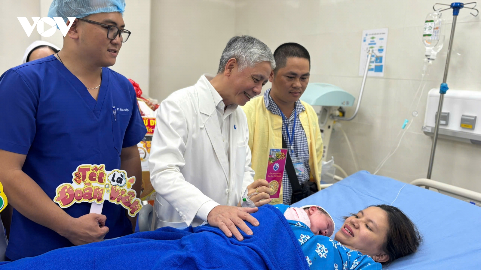 Đón công dân nhí đầu năm, Bệnh viện Từ Dũ tặng vàng may mắn