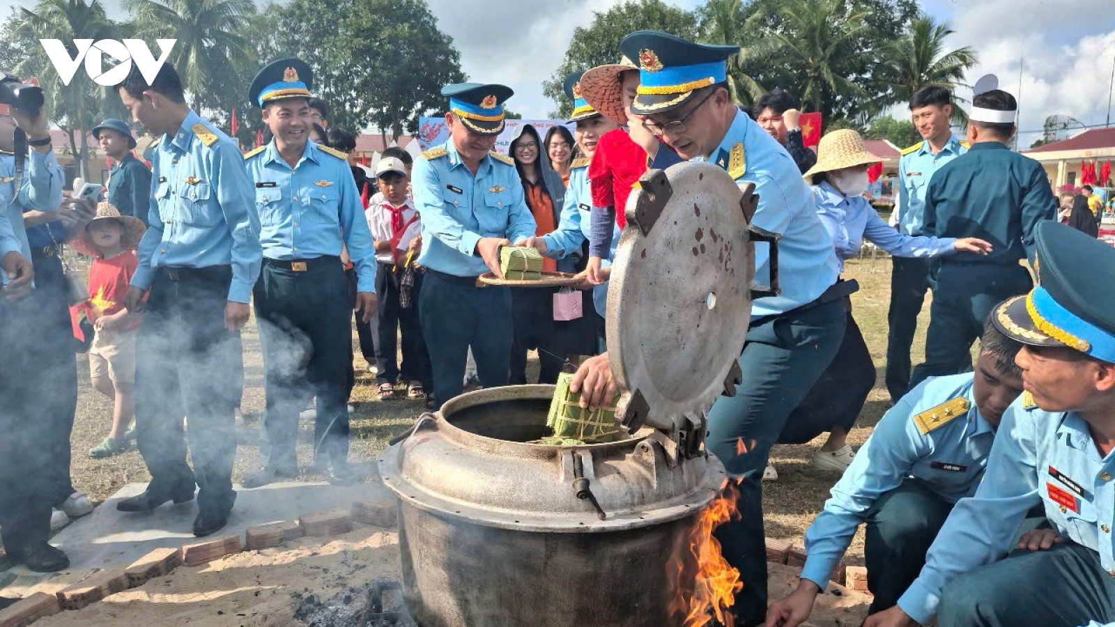 Ấm áp chương trình “Xuân Canh Trời - Tết thắm tình quân dân”