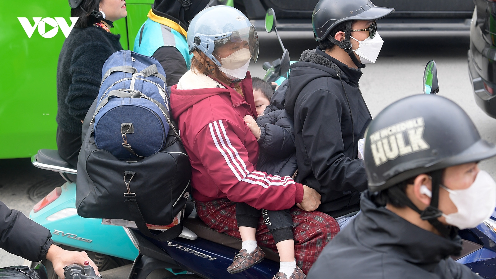 Cuộc trở về trước Tết Nguyên đán khiến Hà Nội như chậm lại giữa dòng người xa xứ