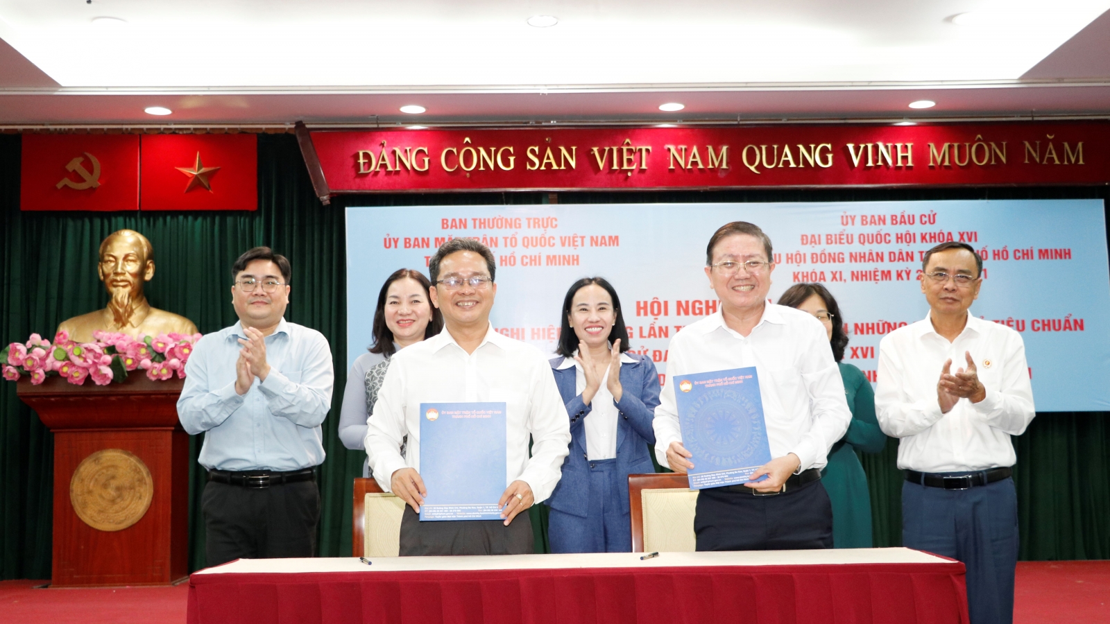 TP.HCM bàn giao danh sách 257 người đủ tiêu chuẩn ứng cử ĐBQH và HĐND