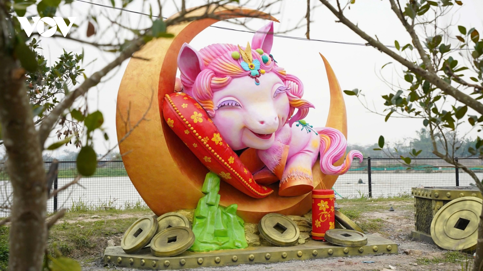 Linh vật ngựa khổng lồ được đấu giá lấy tiền giúp người nghèo đón Tết ở Bắc Ninh