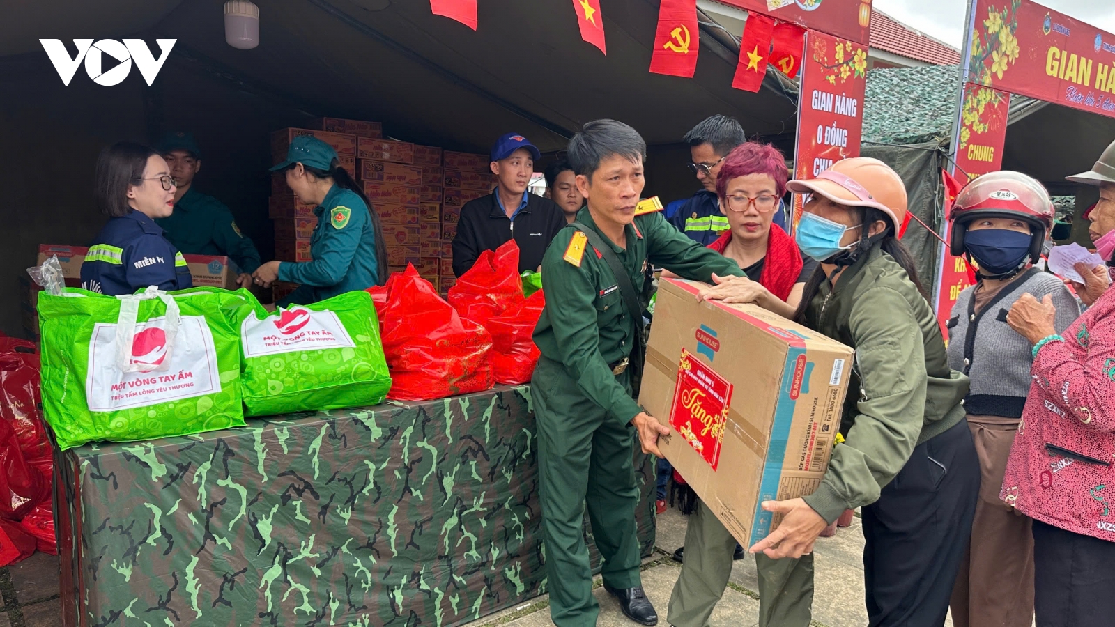 Xuân Quân khu 5 đoàn kết - Tết thắm tình quân dân ở rốn lũ Hòa Thịnh