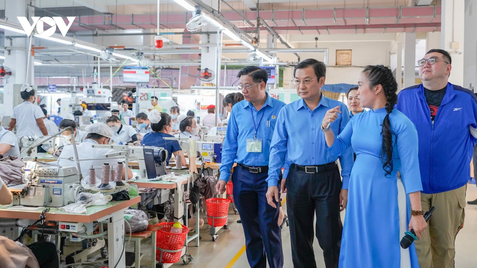 Đến tận nơi thăm doanh nghiệp, chăm lo Tết cho người lao động khó khăn