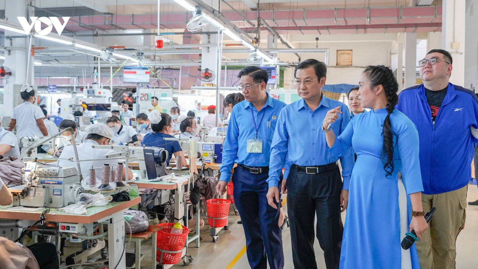 Đến tận nơi thăm doanh nghiệp, chăm lo Tết cho người lao động khó khăn