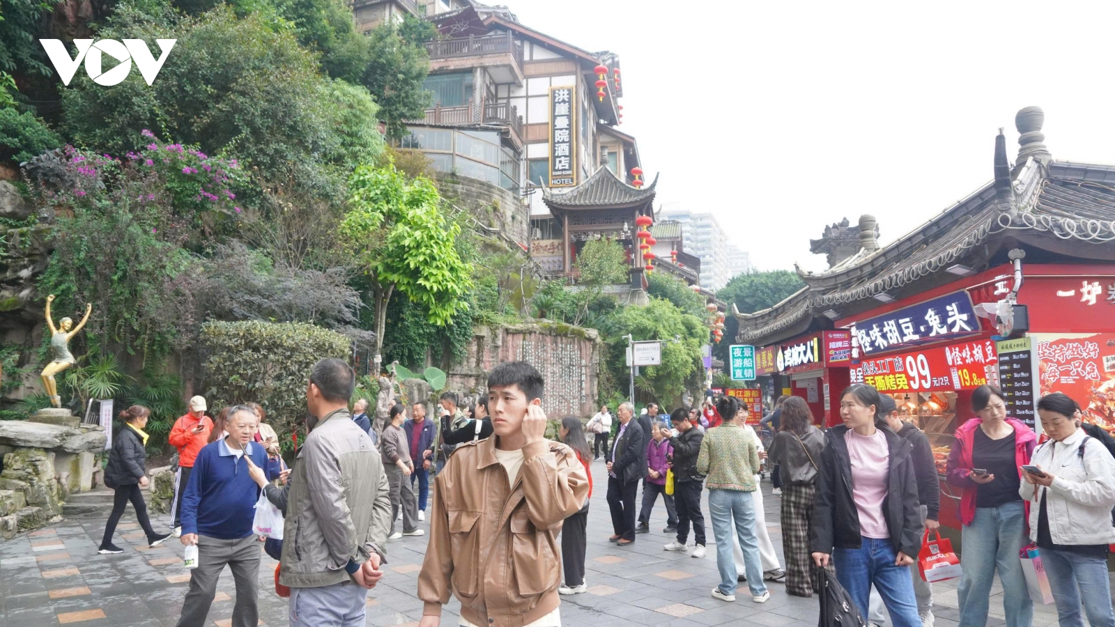 Giới trẻ Trung Quốc rộ mốt “du lịch boomerang”: Một vé, hai điểm đến