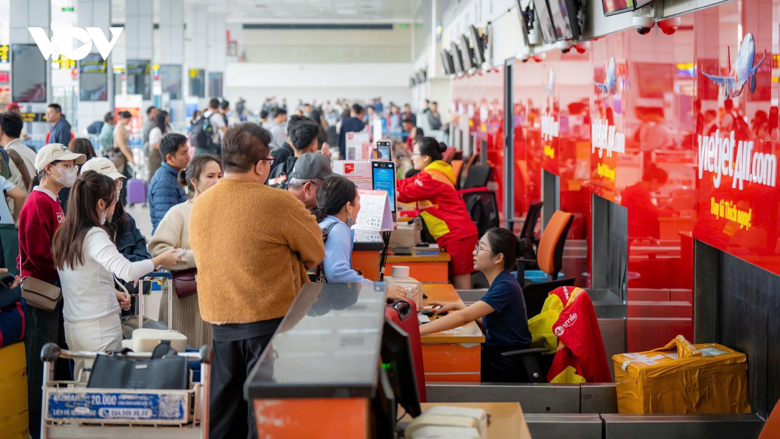 Sân bay Nội Bài đón lượng khách “khủng” đi lại những ngày cuối năm