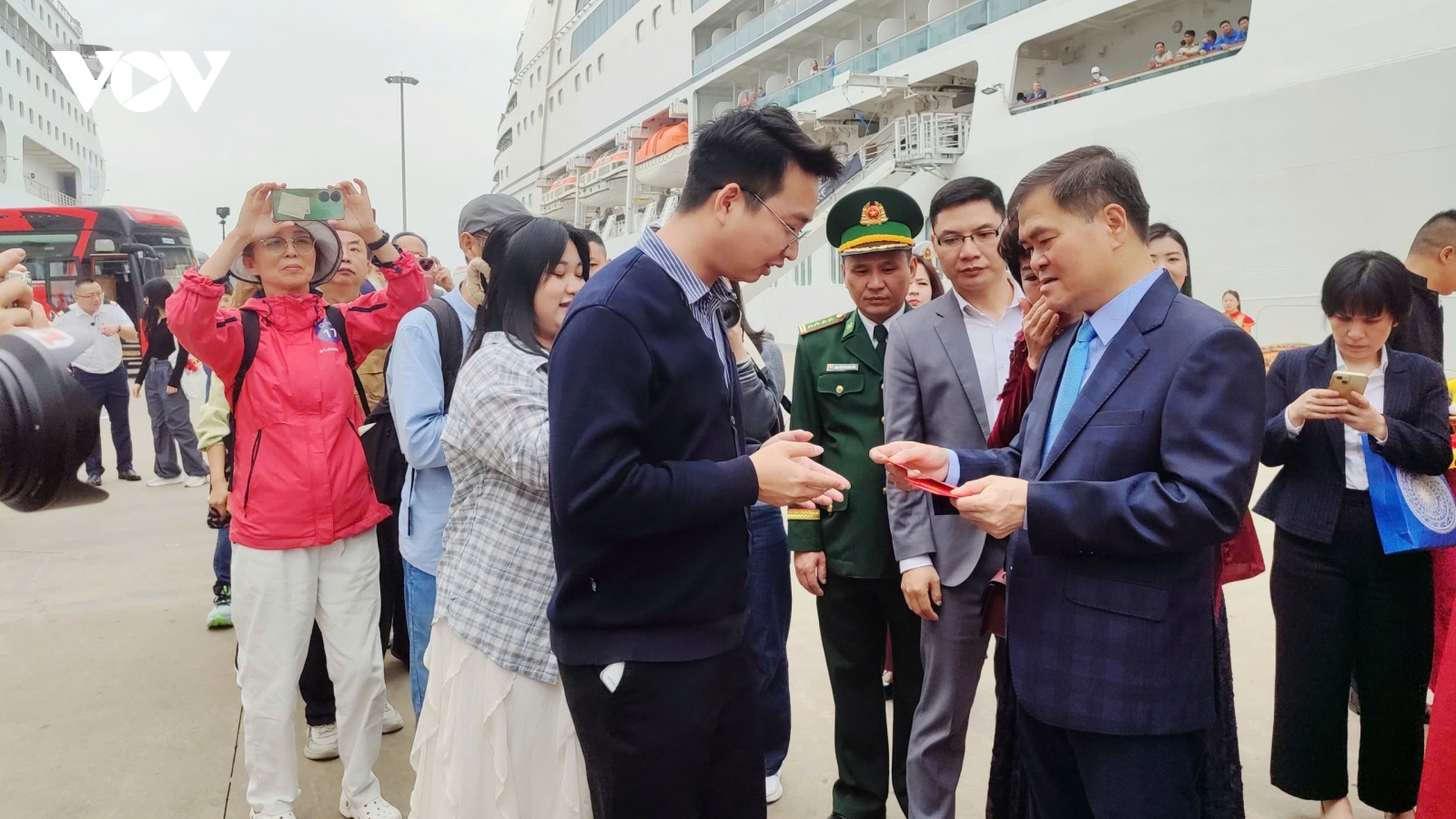 Quảng Ninh đón 2.300 khách du lịch quốc tế "xông đất" đầu năm