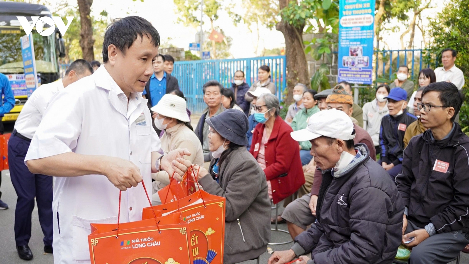 “Chuyến xe yêu thương” đưa gần 400 bệnh nhân nghèo về quê đón Tết