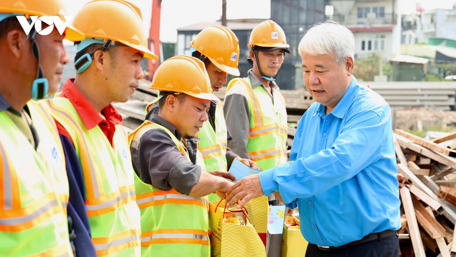 TP.HCM động viên người lao động bám công trường trong những ngày Tết