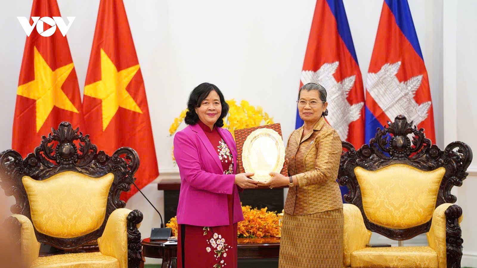 Bà Bùi Thị Minh Hoài gặp mặt Phó Chủ tịch Đảng Nhân dân Campuchia