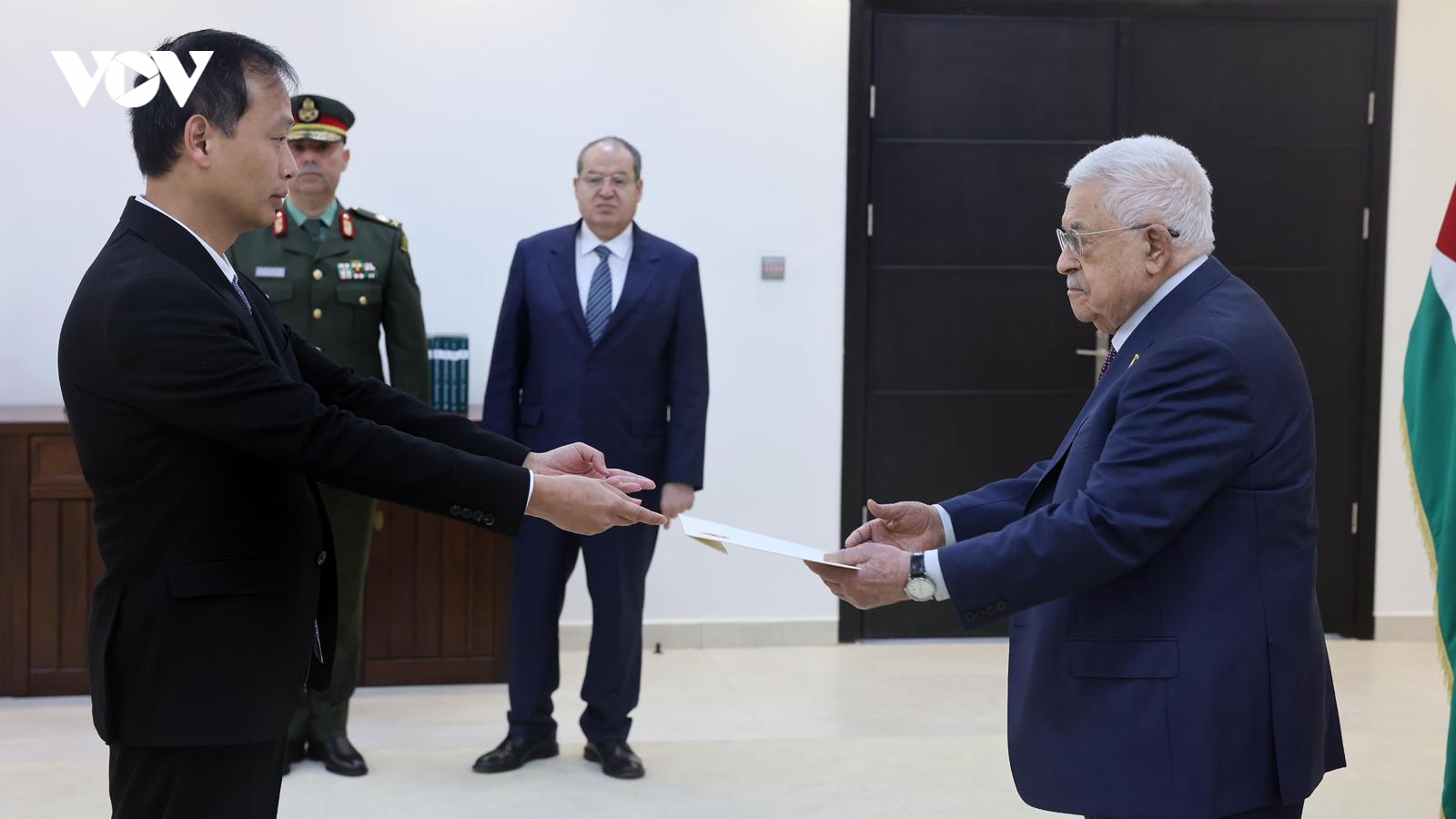 Đại sứ Nguyễn Nam Dương trình Thư ủy nhiệm lên Tổng thống Palestine