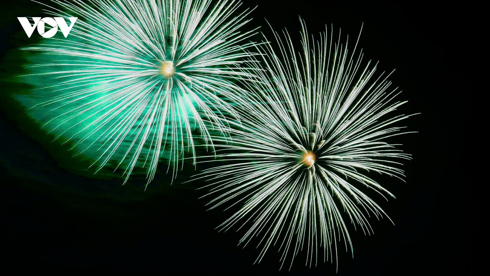 Hà Nội rực rỡ pháo hoa mừng năm mới Bính Ngọ 2026