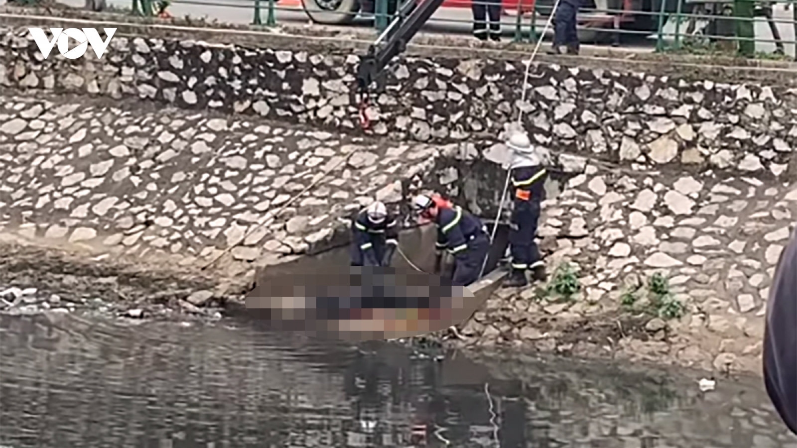 Phát hiện thi thể đang phân hủy nổi trên sông Kim Ngưu, Hà Nội