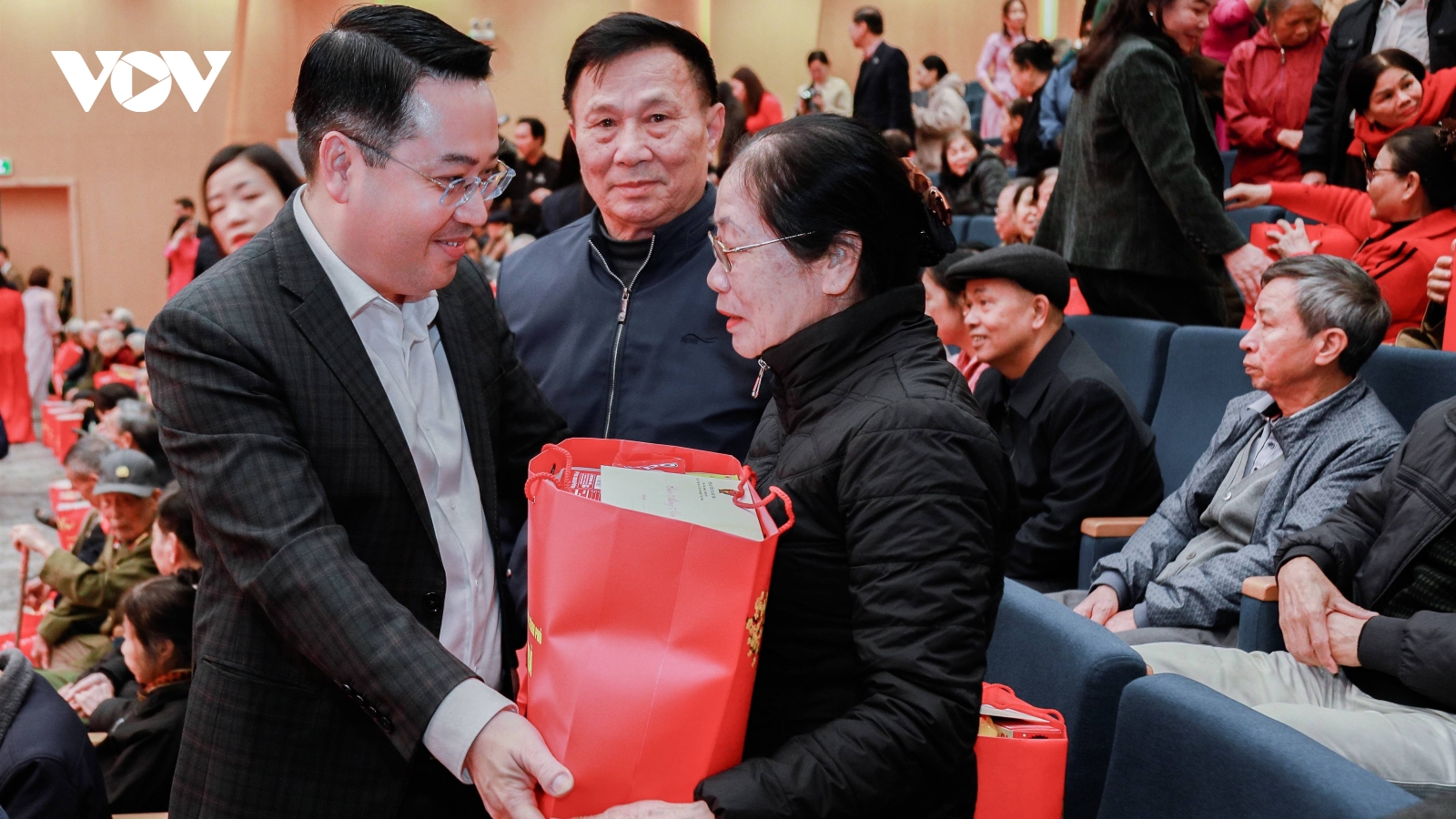 Lào Cai chăm lo các đối tượng chính sách, công nhân, hộ nghèo dịp Tết Nguyên đán