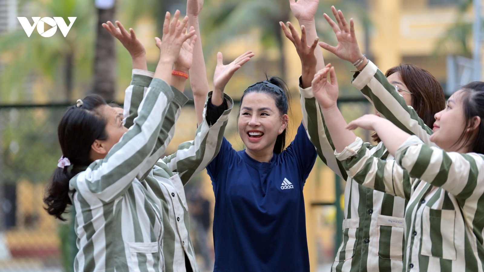 Những nhành hoa và khoảnh khắc bình yên sau song sắt