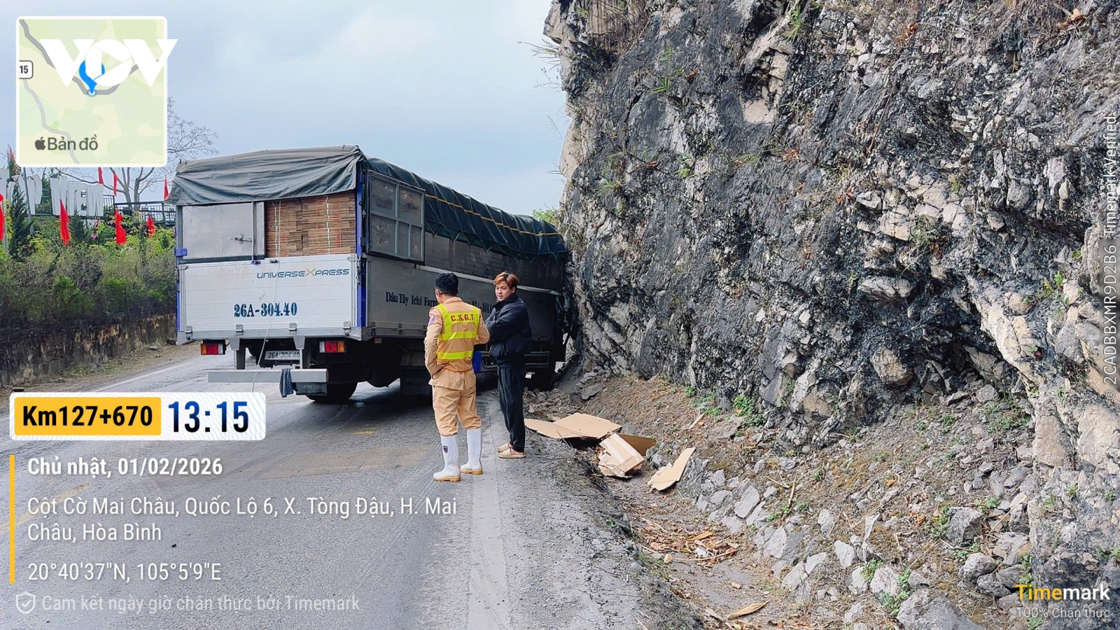 Không làm chủ tốc độ, xe tải gây tai nạn khiến 2 người bị thương ở Mai Châu