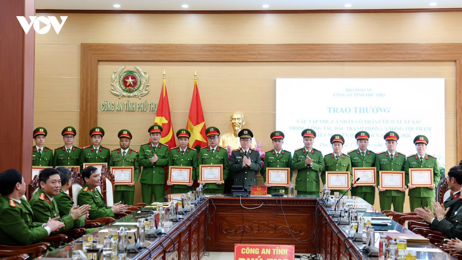 Khen thưởng đột xuất tập thể, cá nhân phá nhanh vụ án giết người mùng 4 Tết