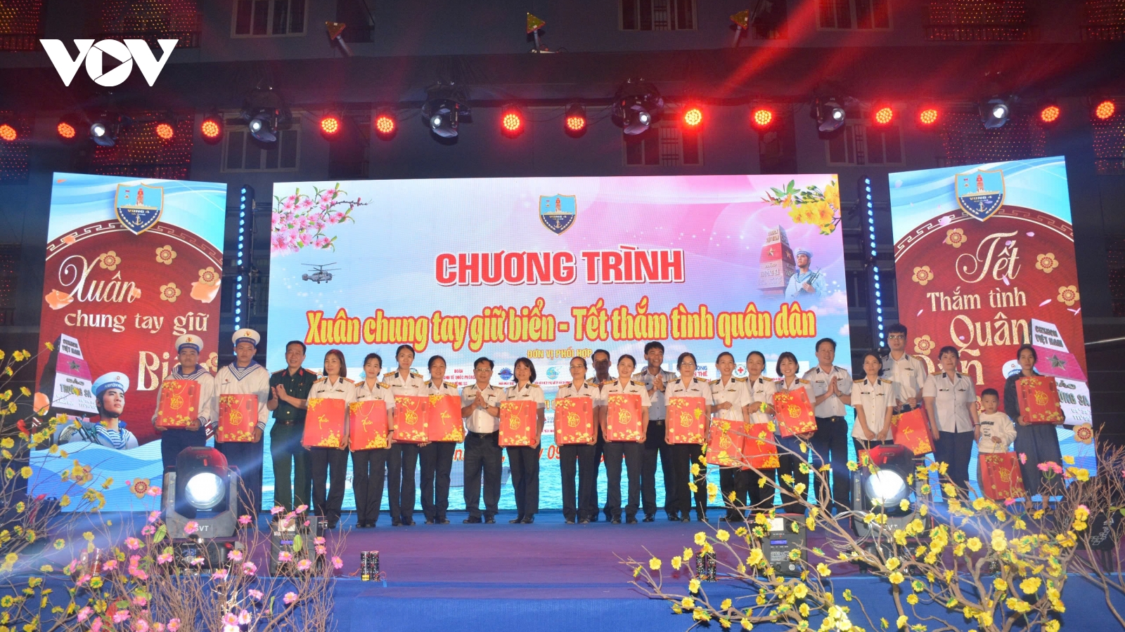 Vùng 4 Hải quân tổ chức “Xuân chung tay giữ biển - Tết thắm tình quân dân"