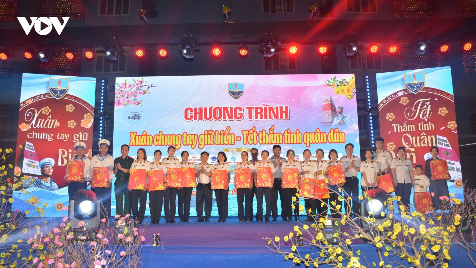 Vùng 4 Hải quân tổ chức “Xuân chung tay giữ biển - Tết thắm tình quân dân"