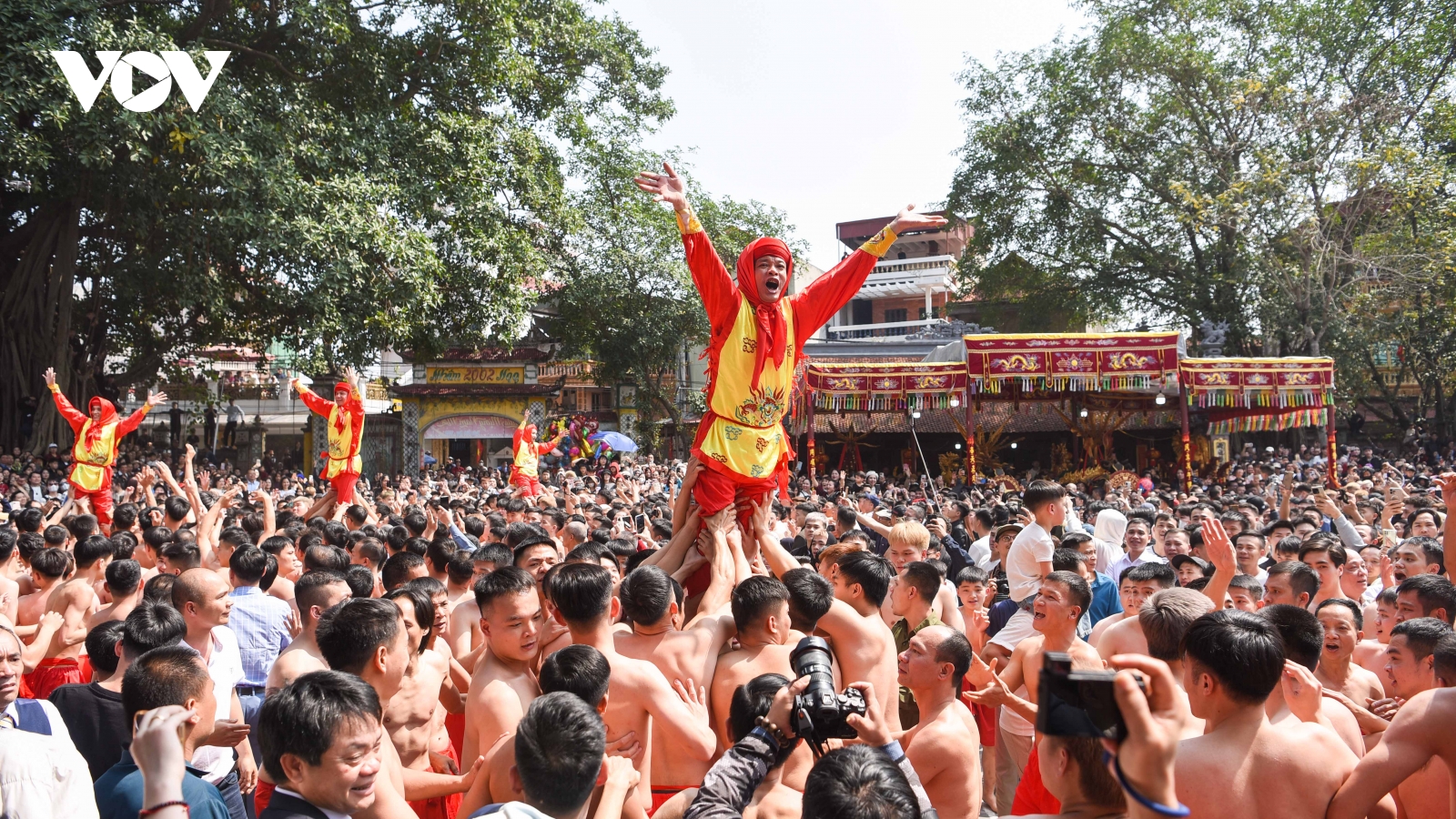 Hàng nghìn người rước hai quả pháo khổng lồ làng Đồng Kỵ ở Bắc Ninh