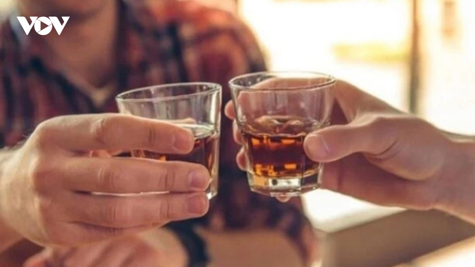 Uống 1-2 chén rượu, sau bao lâu thì hết nồng độ cồn trong hơi thở?