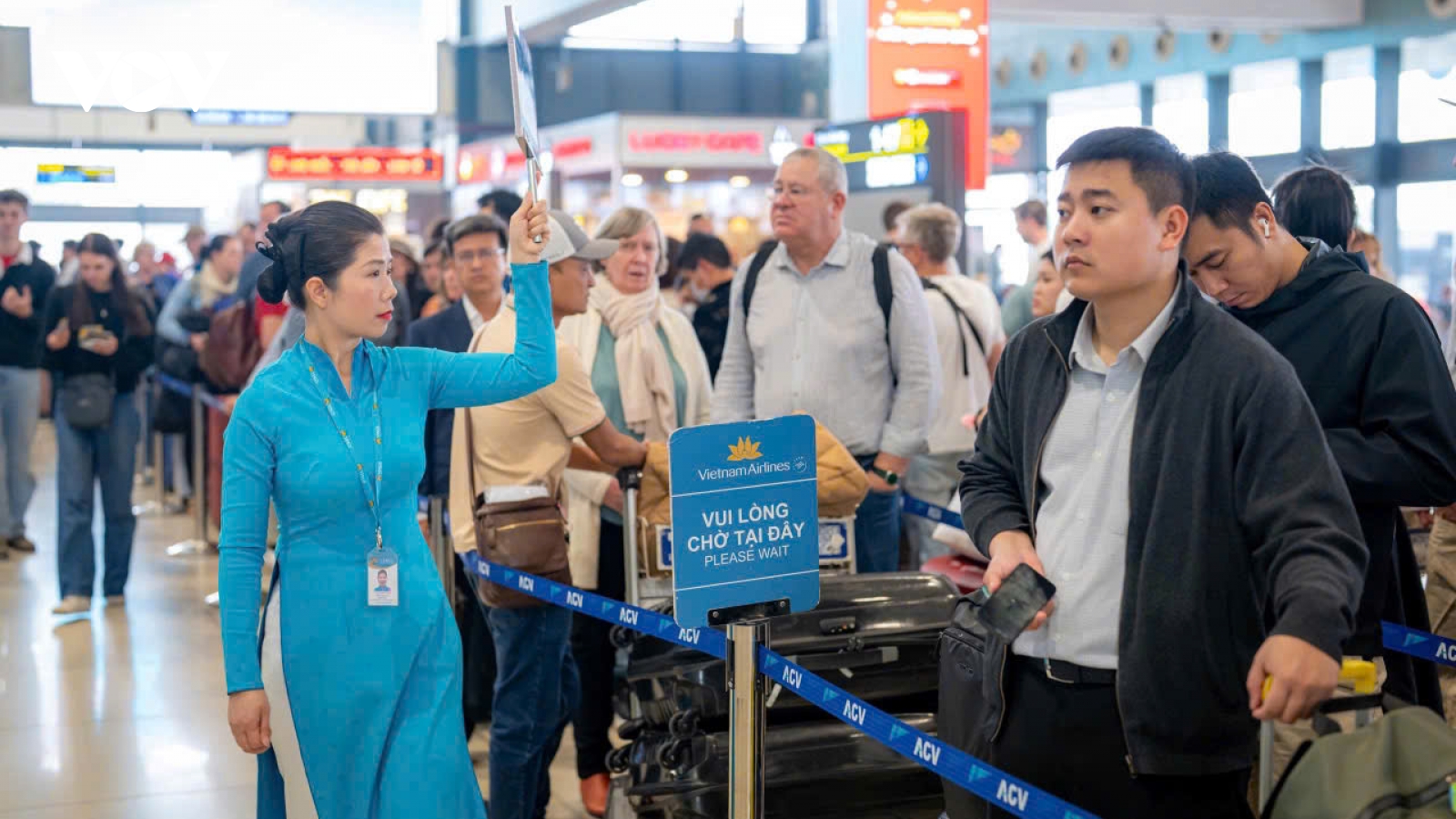 Ngày 28 Tết, sân bay Nội Bài đón lượng khách kỷ lục hơn 116.000 lượt khách