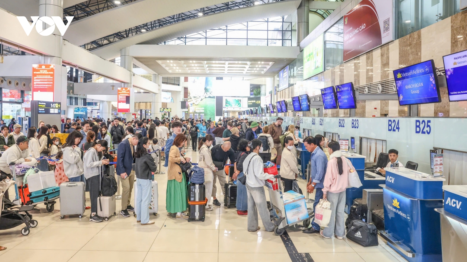 Sân bay Nội Bài đón 687 chuyến bay, gần 114.000 khách ngày mùng 5 Tết