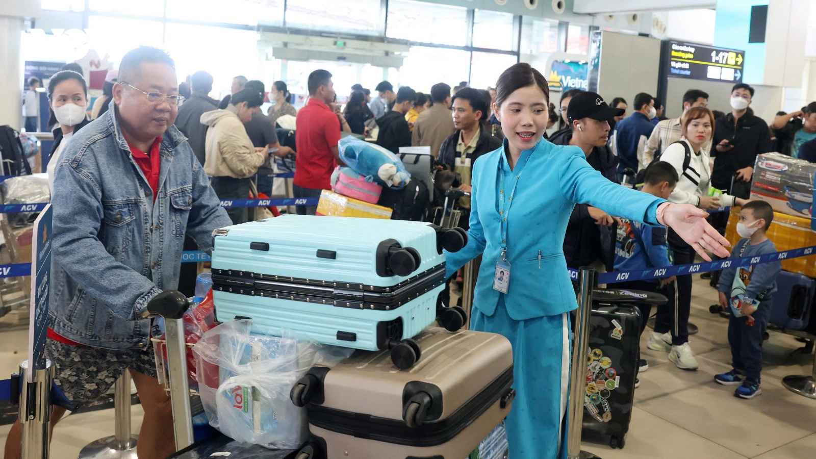 Sân bay Nội Bài đón lượng khách “kỷ lục” ngày cuối kỳ nghỉ Tết Nguyên đán