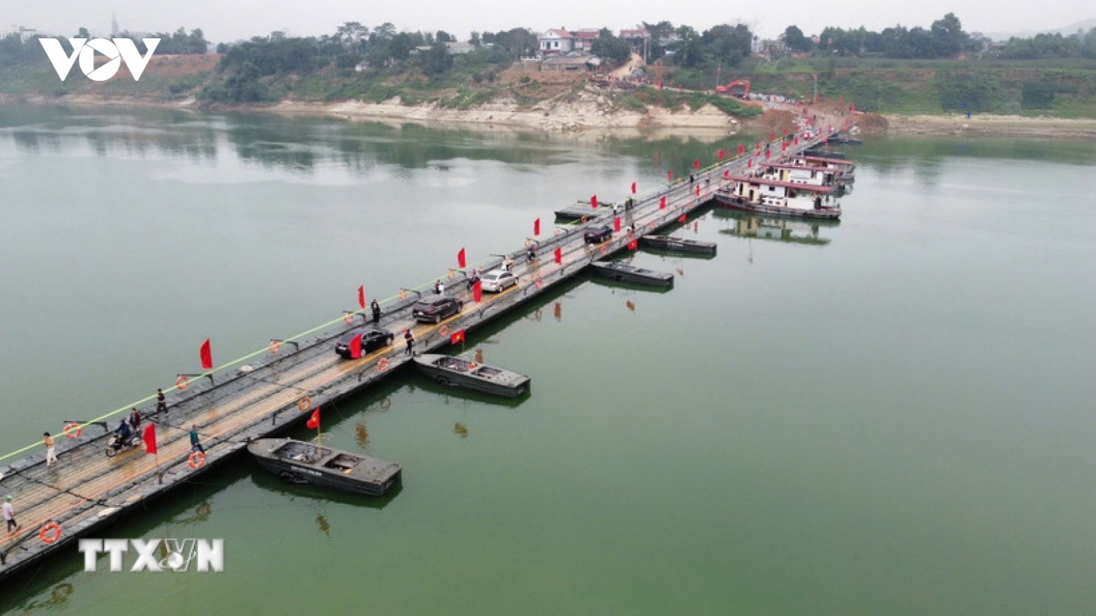Thủ tướng Phạm Minh Chính khen các đơn vị lắp đặt cầu phao bắc qua sông Lô