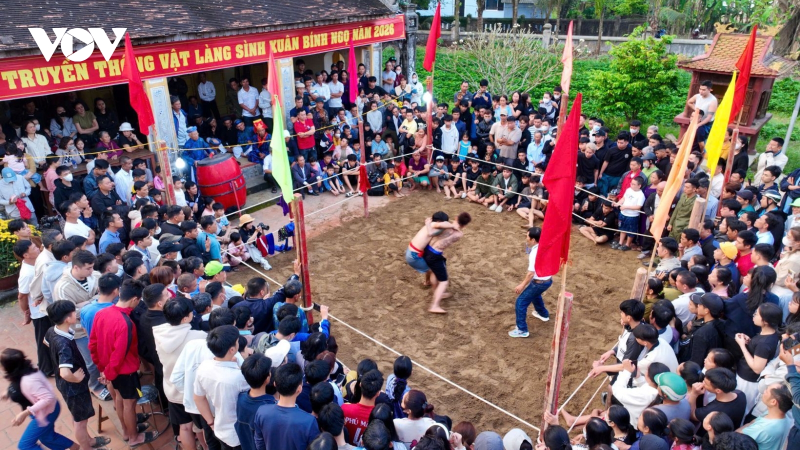 Huế: Làng Sình tưng bừng khai hội vật đầu Xuân