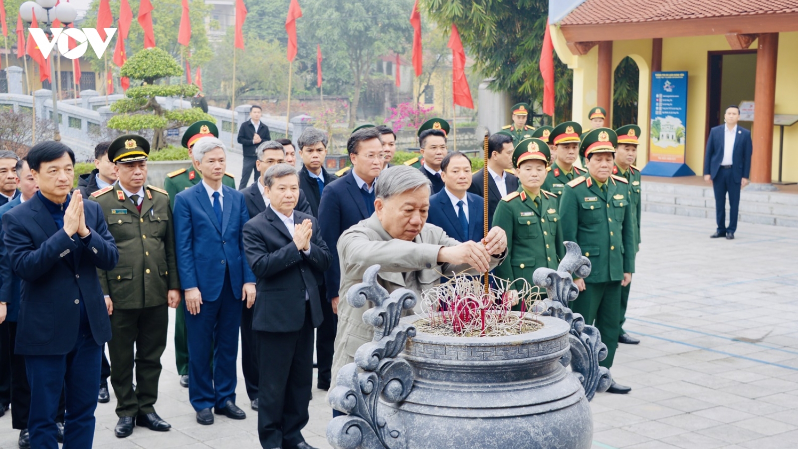 Tổng Bí thư Tô Lâm dâng hương tưởng nhớ các đồng chí lãnh đạo tiền bối