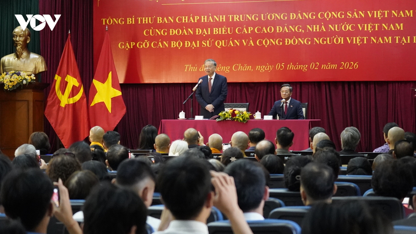 Tổng Bí thư Tô Lâm gặp gỡ cán bộ Đại sứ quán và cộng đồng người Việt Nam tại Lào