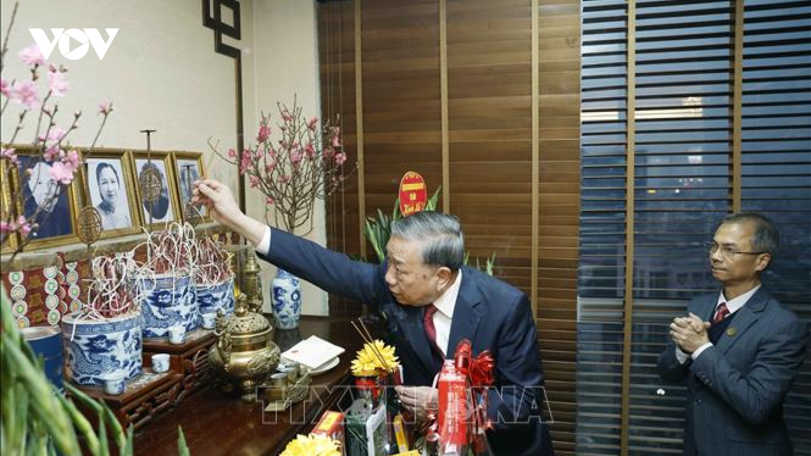 Tổng Bí thư thắp hương tưởng nhớ các đồng chí nguyên lãnh đạo Đảng, Nhà nước